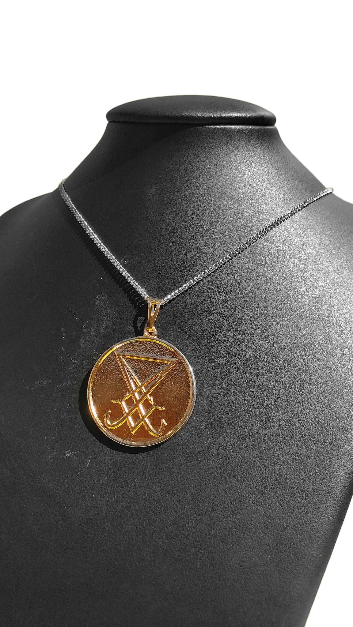 Medalha de Lucifer Folheada a ouro